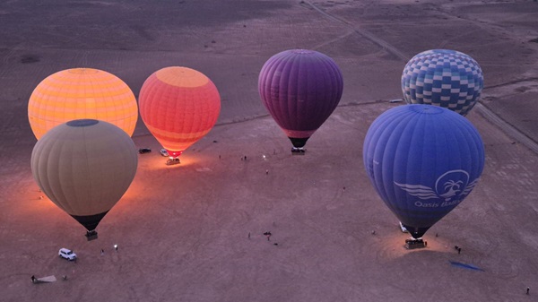 Groupe de montgolfières au décollage à Marrakech